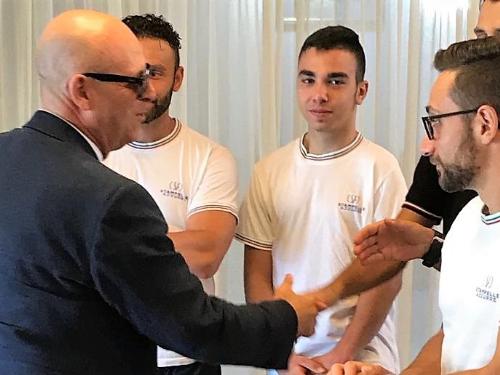 L'assessore Callari mentre incontra la nazionale di calcio mutilati a Farra d'Isonzo